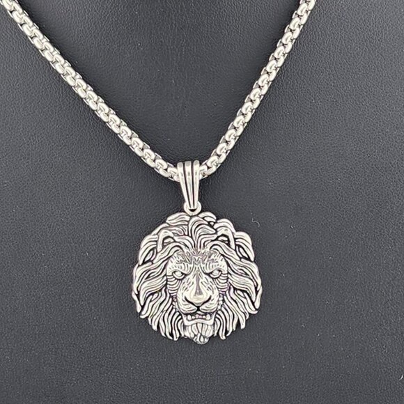 Majestic Mane: Bold Lion Face Necklace